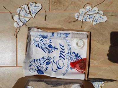 krstová_sada*košieľka a sviečka*€30, drevené srdiečka €2,50/ks