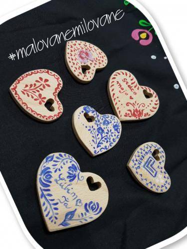 drobné drevené maľované darčeky zo srdiečka (magnetka €3,50, bez magnetu €2,50)