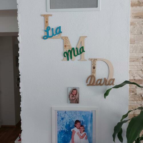 drevena menovka s udajmi o narodeni