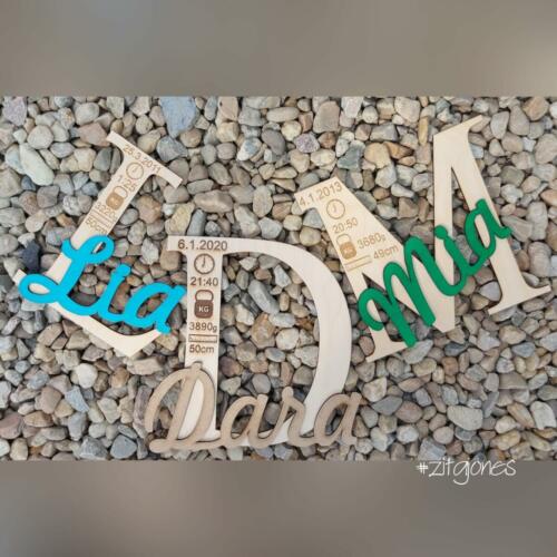 drevena menovka s udajmi o narodeni