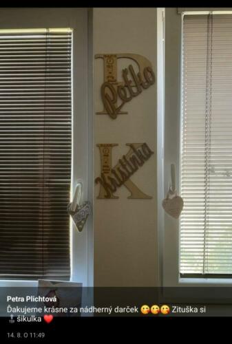 drevena menovka s udajmi o narodeni